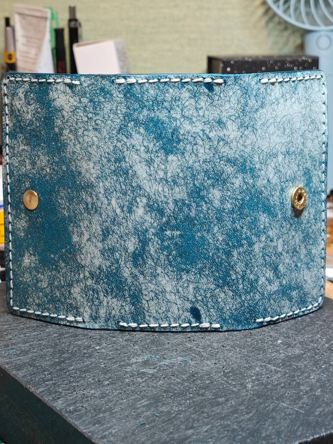 鹿児島のレザークラフト作品 青色の手縫いキーケース